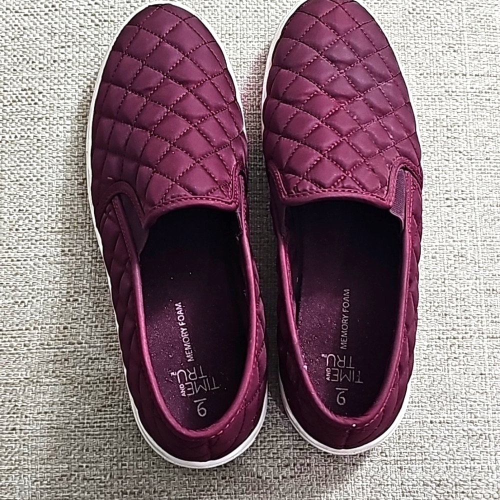 Time And Tru Memory Foam Slip On Burgundy size 9 - Picture 1 of 7